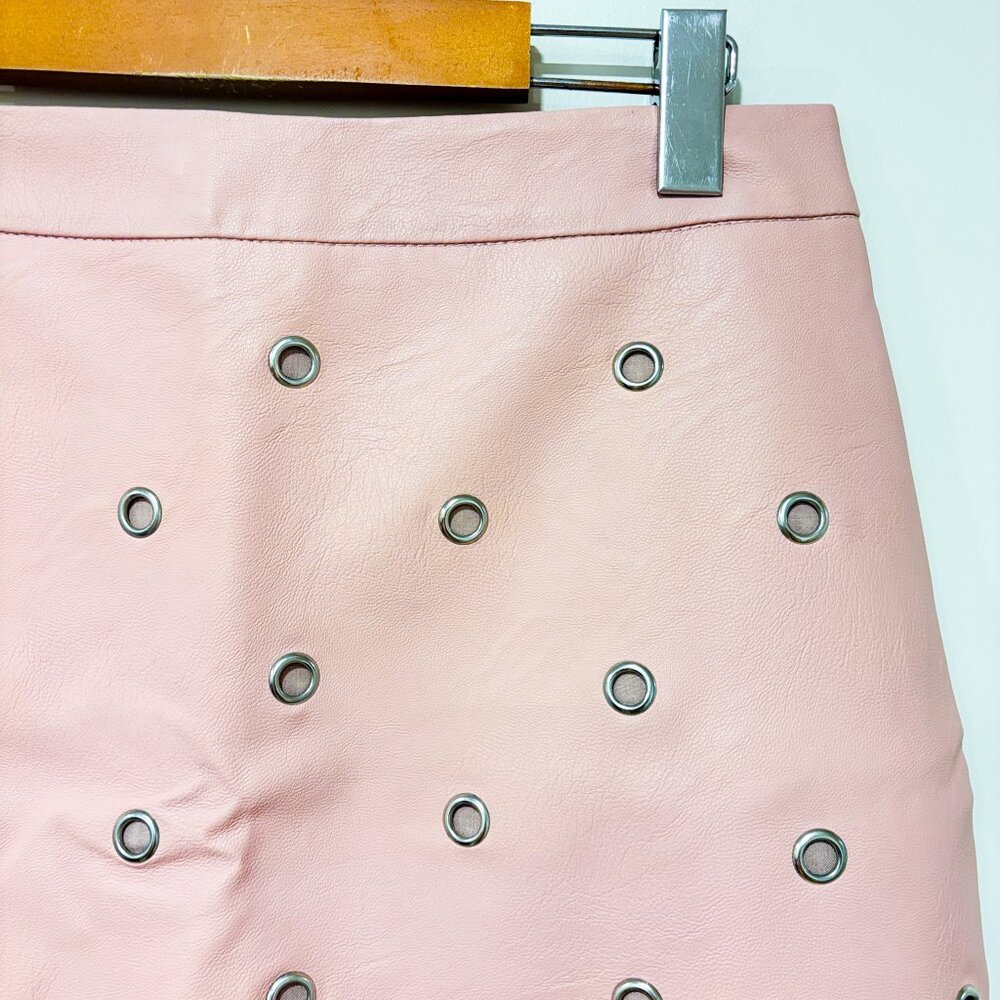 TOPSHOP Pink faux leather‎ mini skirt with grommets | Size 6 - Picture 4 of 6